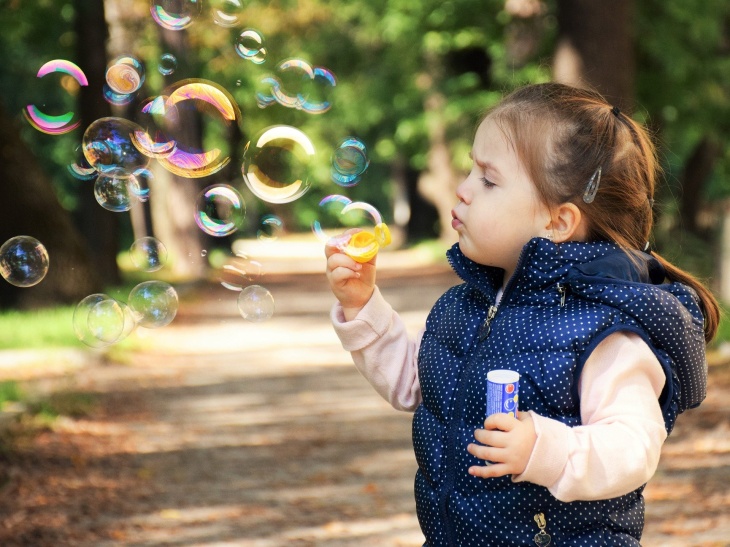 Child with soap bubbles 