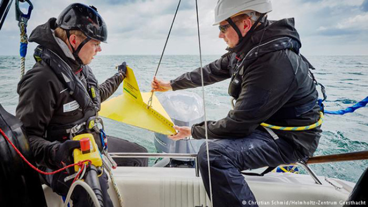 Preparing the Towed Instrument Chain (TIC) at the speedboat EDDY