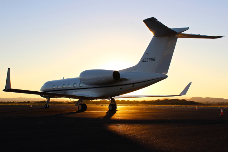 VIPCOAT soll unter anderem die Luftfahrtindustrie dabei unterstützen, die Entwicklung von maßgeschneiderten Korrosionsschutztechnologien nicht nur schneller und kostengünstiger, sondern vor allem auch nachhaltiger und umweltfreundlicher gestalten. Foto: Chris Leipelt via Unsplash Flugzeug