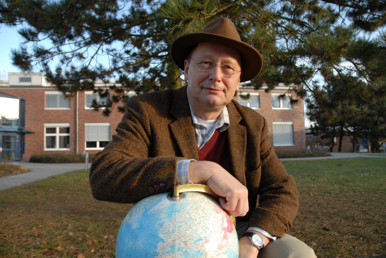 hans von storch with globe