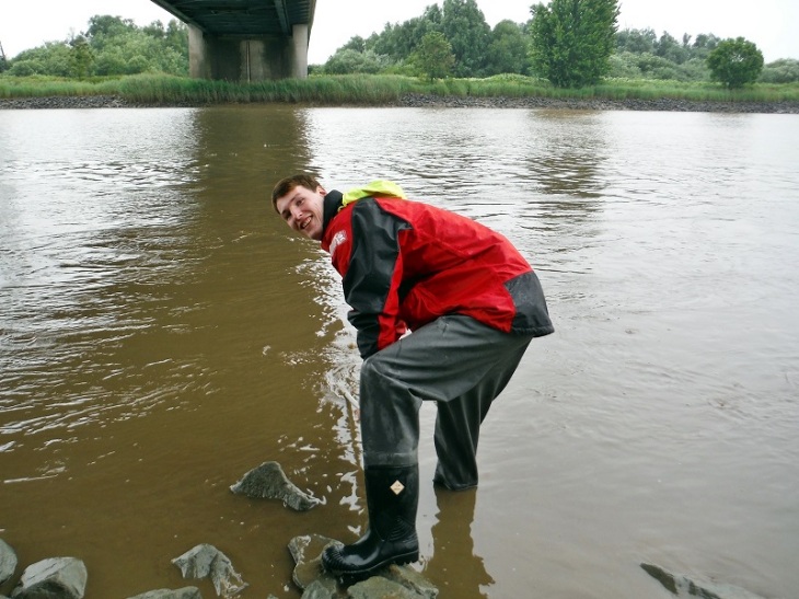 HZG doctoral candidate Tristan Zimmermann taking samples from the Elbe. 