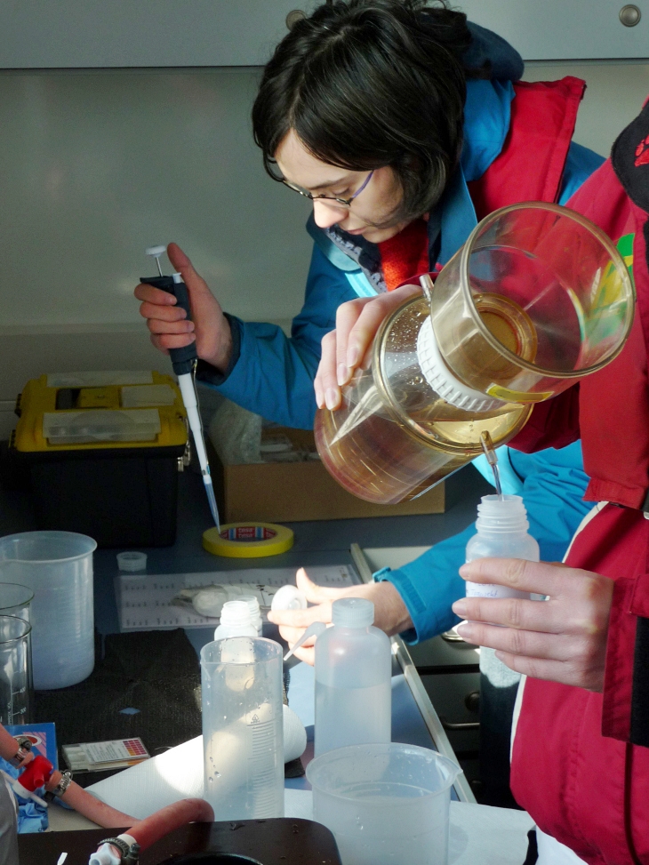 Dr. Kirstin Dähnke evaluating water samples from the Elbe on board the institute's own research vessel "Ludwig Prandtl
