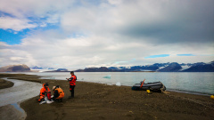 Claudia Schmidt, Chantal Mears und Torben Stichel nehmen Wasser- und Sedimentproben am Übergang des Schmelzwassers des Gletschers „Midtre Lovénbreen“ im Kongsfjord.
