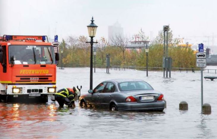 Cover Regionale Klimaszenarien Feuerwehr will Auto bergen, Hochwasser