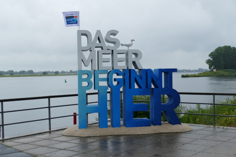 Schriftzug an der Elbe: Das Meer beginnt hier