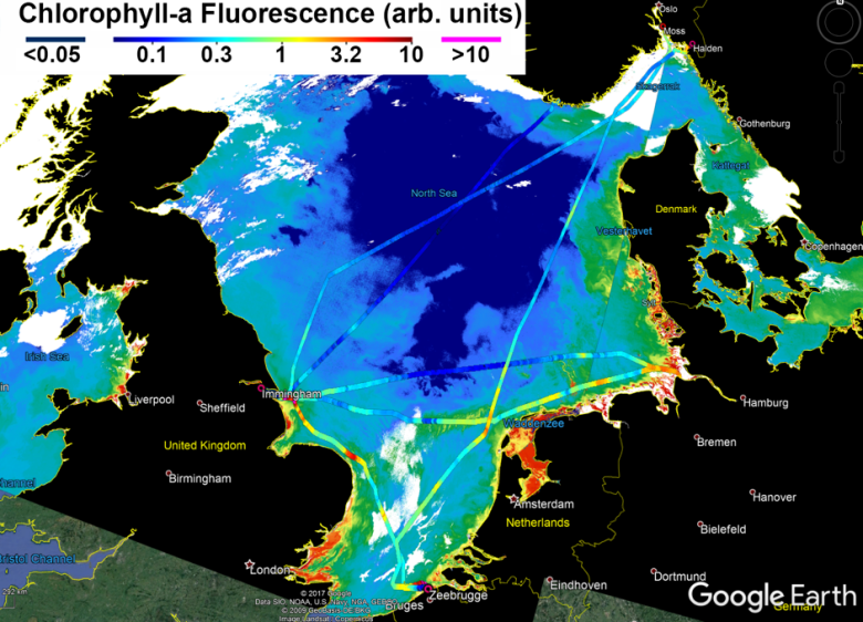 Measurement of chlorophyll-a: Comparison between FerryBox and Sentinel-III satellite data from June 2017. Diﬀerences can be explained by a) the diﬀerent methods: Sentinel-III: light absorption; FerryBox: Chlorophyll-a ﬂuorescence and b) by the time diﬀerence between overﬂight and ship cruises. -image: ferrydata.hzg.de / Hereon-
