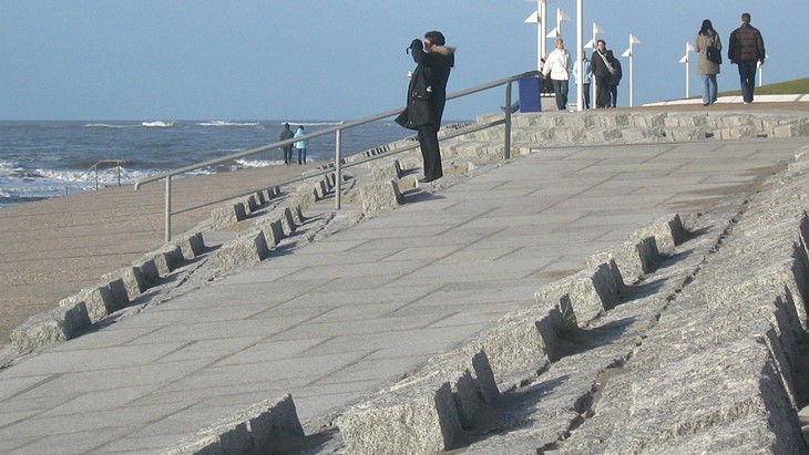 Spaziergänger auf einer befestigten Strandpromenade