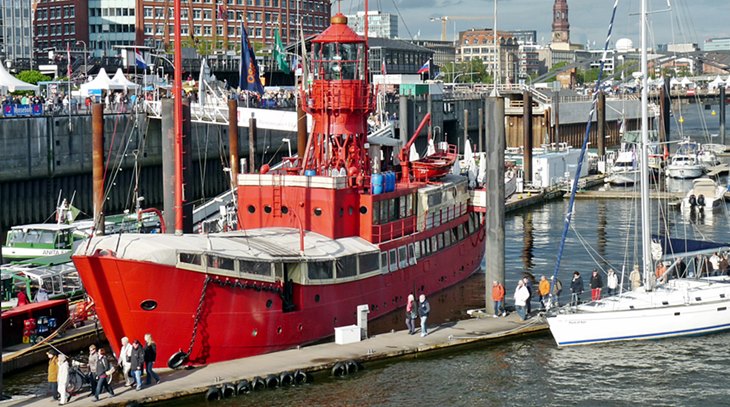 Blick auf den Hamburger Hafen vom Schiffsanleger