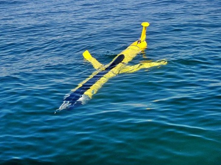 An ocean glider is deployed for a measurement campaign. -Image: Raimo Kopetzky/Hereon-