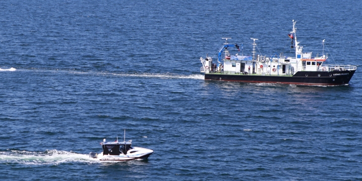 The Hereon's research vessels <i>Ludwig Prandtl</i> and <i>Eddy</i> measuring a submesoscale structure during <i>Expedition Clockwork Ocean</i>.
<i>-image: Torsten Fischer/Hereon-</i> The Hereon's research vessels Ludwig Prandtl and Eddy measuring a submesoscale structure during Expedition Clockwork Ocean. -image: Torsten Fischer/Hereon-