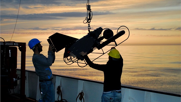 Ausbringen eines Messgeräts von Bord des Schiffes