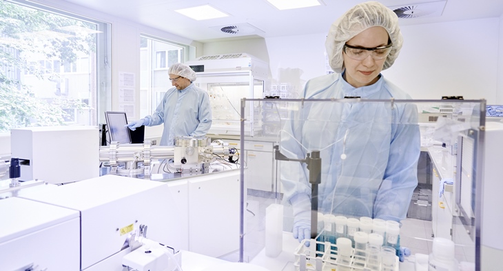 Scientists investigate Ultra trace analysis in the clean room laboratory (Photo: Christian Schmid / HZG)