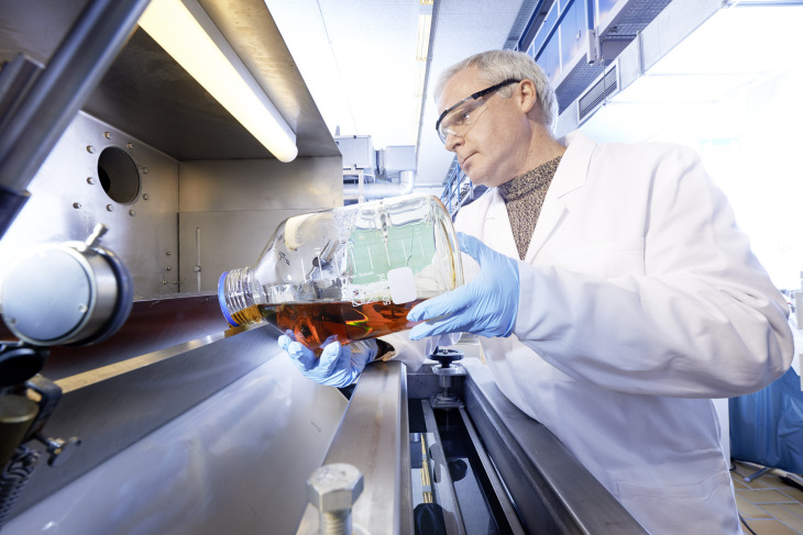 Ein Wissenschaftler zieht Membranen im Labor