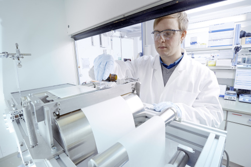 Membranen ziehen an der kleinen Membranziehmaschine