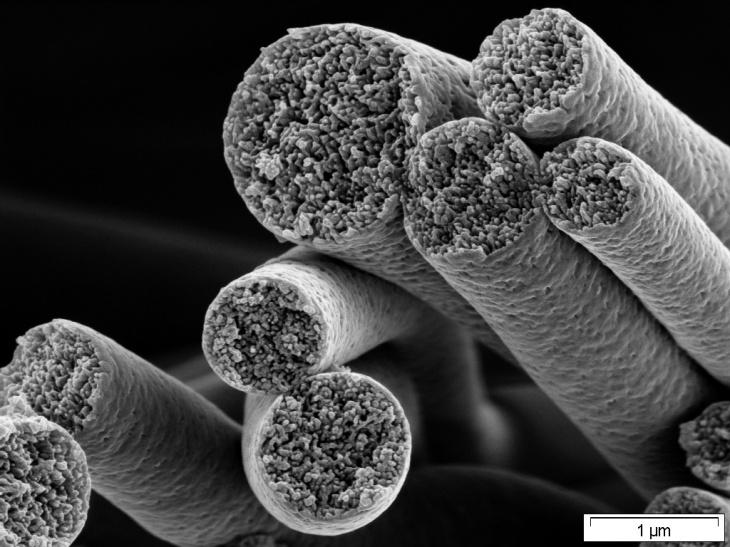 Nanofäden unter dem Mikroskop.