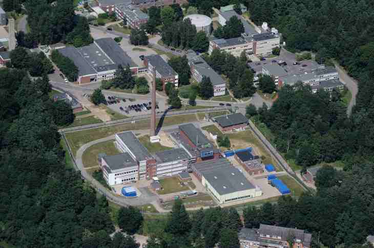Luftbild der seit 2010 abgeschalteten Forschungsreaktoranlage am Helmholtz-Zentrum Geesthacht. Seit dem 1. Juli 2010 befindet sich der Forschungsreaktor in der Nachbetriebsphase.