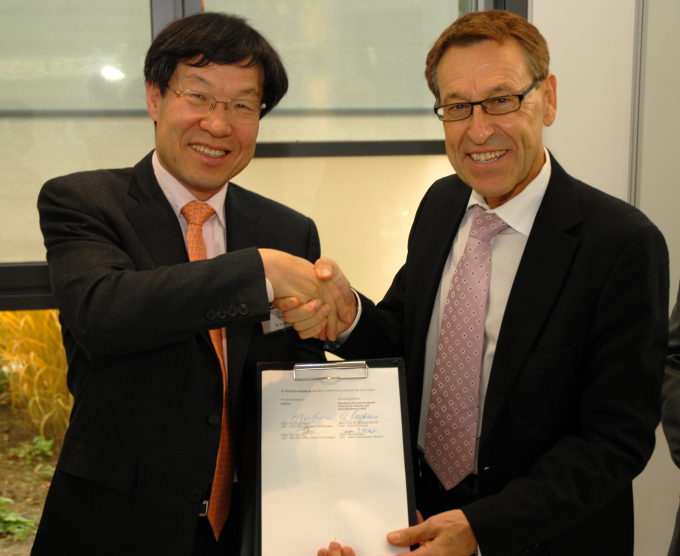 Dr. Ohjoon Kwon und Prof. Wolfgang Kaysser