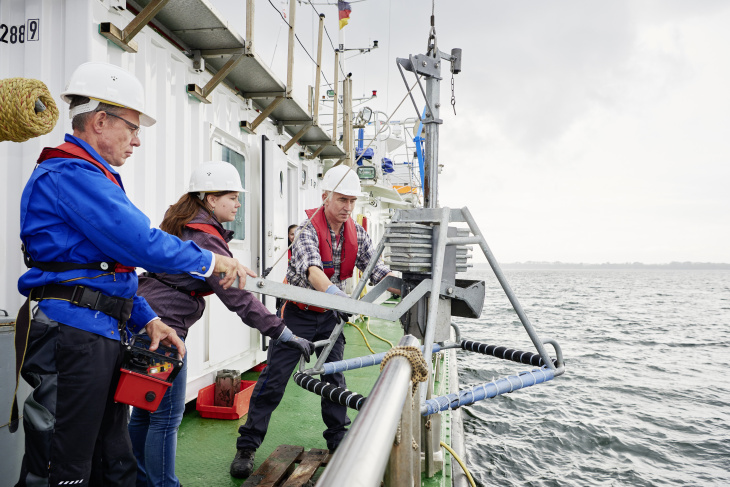  Scientists on board the research vessel