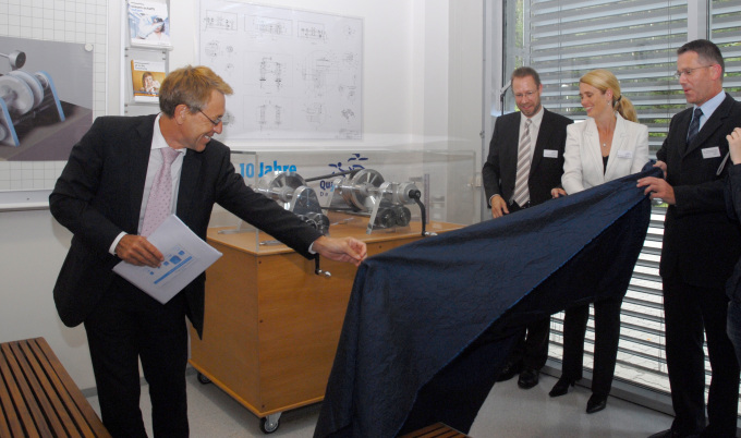 The Scientific Director Prof. Dr. Wolfgang Kaysser presents the 'Kurblomat' to the student laboratory team 