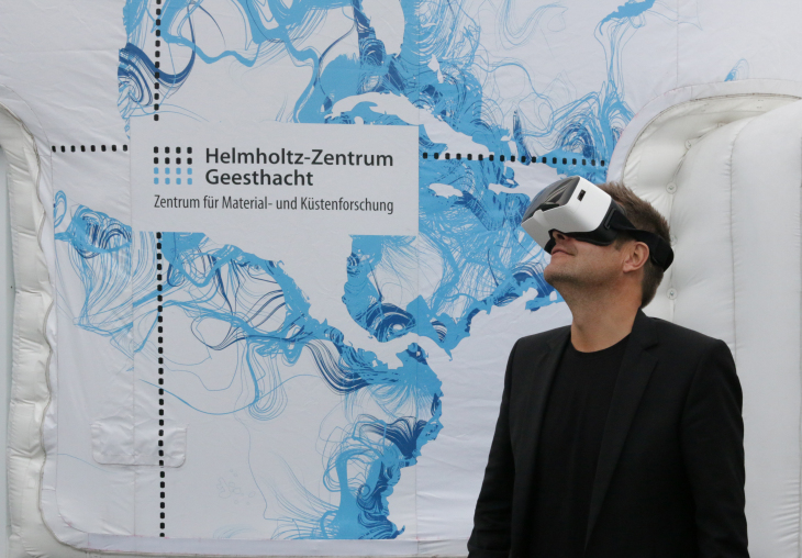 Umweltminister Dr. Robert Habeck betrachtet das Uhrwerk Ozean durch eine Virtual-Reality-Brille.
