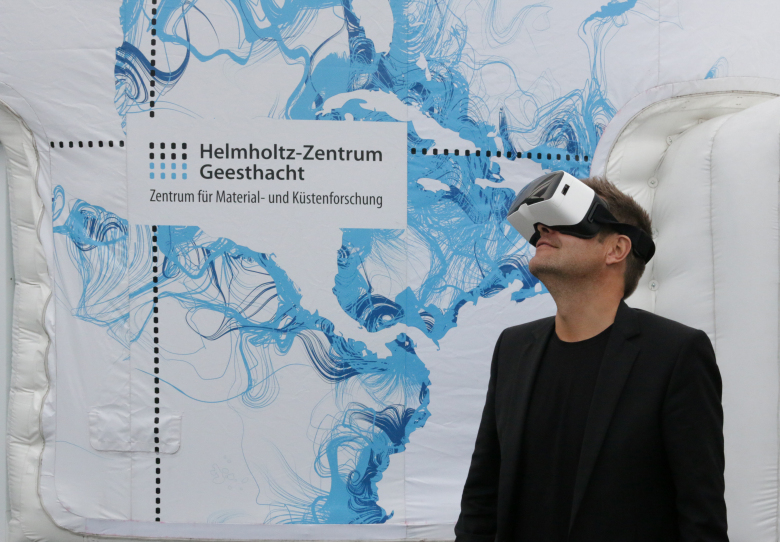 Umweltminister Dr. Robert Habeck betrachtet das "Uhrwerk Ozean" durch eine Virtual-Reality-Brille.