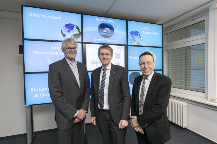 Ministerpräsident Daniel Günther (mitte), zusammen mit Institutsleiter Prof. Dr. Kay Emeis (links) und dem Wissenschaftlichen Geschäftsführer des HZG, Prof. Dr. Wolfgang Kaysser.