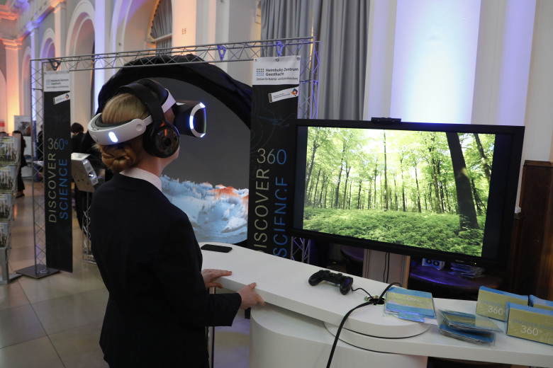 Besucherin testet die VR-Brille