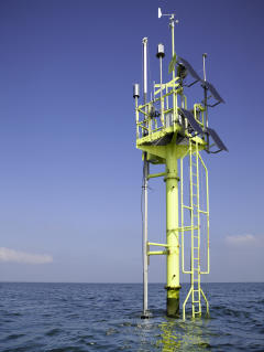 Ein Messpfahl des GKSS-Foschungszentrums vor der nordfriesischen Küste.