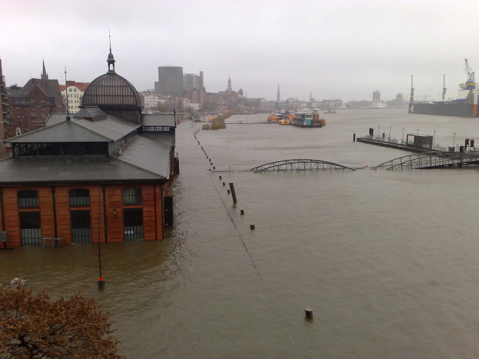 Der Hamburger Fischmarkt steht  unter Wasser.