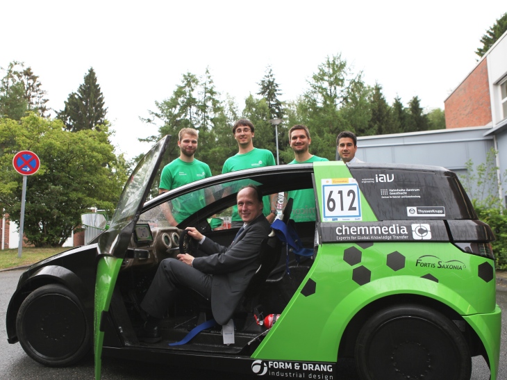  At the wheel of the Umicore EcoBee concept car: Institute Director Thomas Klassen in the back and Martin Rößler, Max Tschirpke, Patrick Schaarschmidt and Giovanni Capurso.