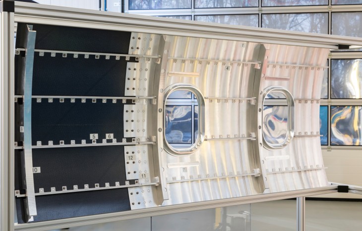 An einem Modell eines Flugzeugrumpfteils sind verschiedene Festphase-Fügeverfahren demonstriert.