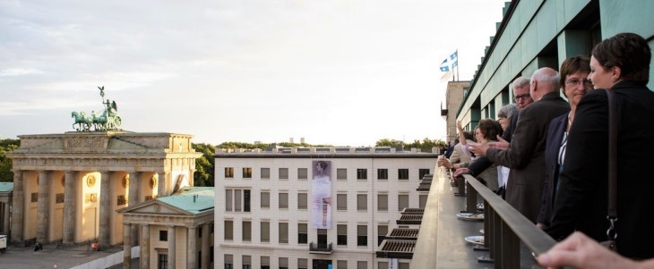 Die Gäste stehen auf dem Balkon mit dem Blick auf das Berliner Tor