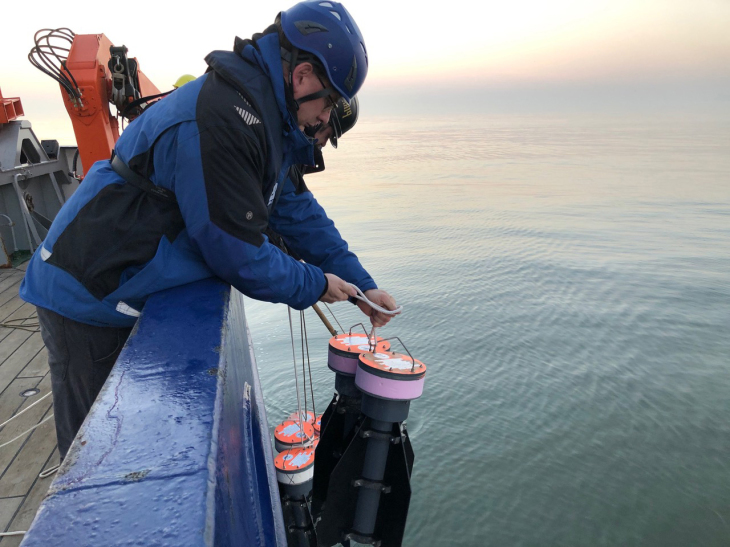 Forscher setzen GPS-Drifter in der Nordsee aus