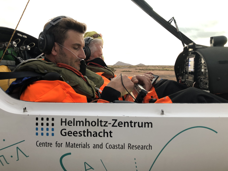 Philipp und Henning im Cockpit mit Kälteschutzanzug, Rettungsweste, Fallschirm und Sauerstoff-Versorgung. 