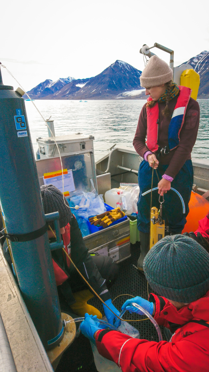 Claudia Schmidt, Chantal Mears und Torben Stichel bei der Probenahme von Meerwasser aus unterschiedlichen Tiefen aus dem Kongsfjord. 