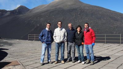 Prof. Dr. Ralf Ebinghaus mit internationalen Wissenschaftlern vor dem Vulkan Ätna