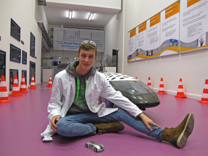 Kion Runge mit seinem Modellauto mit selbst entwickelter Batterie.