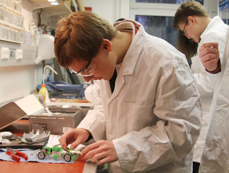 Die jungen Wasserstoffforscher stellen geeignete Speichermaterialien zusammen