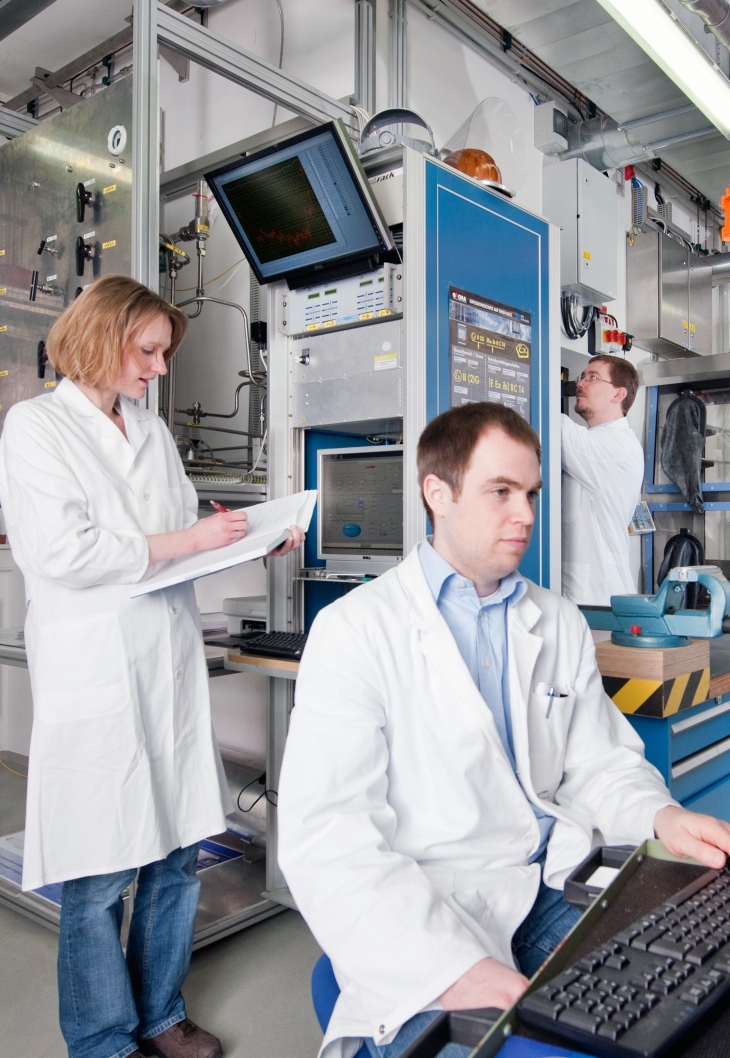 Dr. Julian Jepsen  during a hydrogen test in the HZG laboratory.