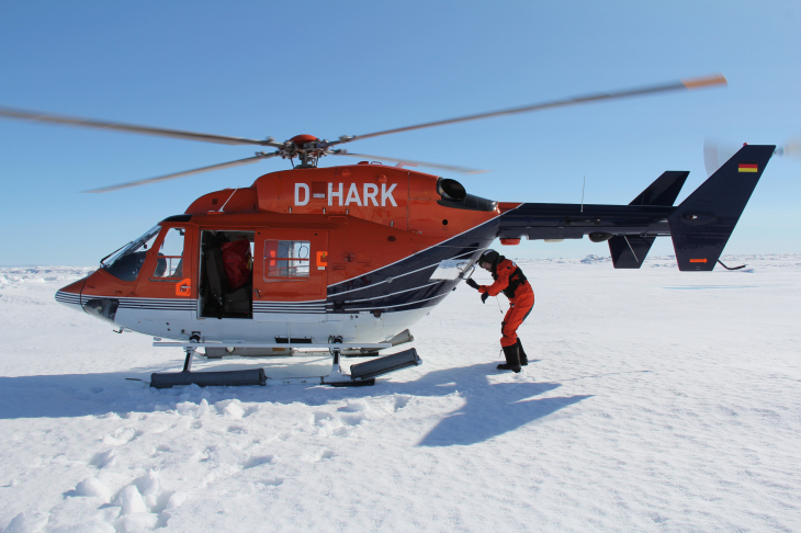 Helicopter flights are only possible during highest visibility. Photo: Hereon/Zhiyong Xie Helicopter on the ice