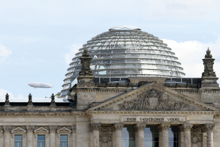 The Zeppelin behind the Bundestag