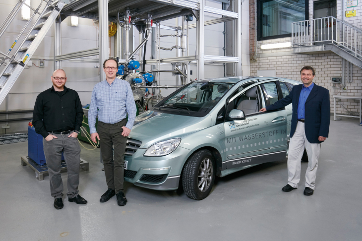 Thomas Klassen, Martin Dornheim and Mauricio Schieda in front of the hydrogen car