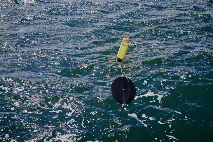 Drifters are recording interesting phenomena on currents. Photo: Hereon/Christian Schmid A drifter is let into the sea