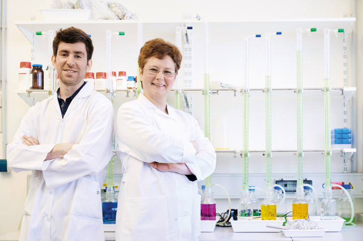 "It is very satisfying for me that countless sleepless nights in front of an electron microscope contribute to solving the pressing problem of replacing carcinogenic, highly toxic chromates with environmentally friendly materials"- Lamaka. Photo: Hereon/ Christian Schmid Dr. Sviatlana Lamaka und Bahram Vaghefinazari in the laboratory