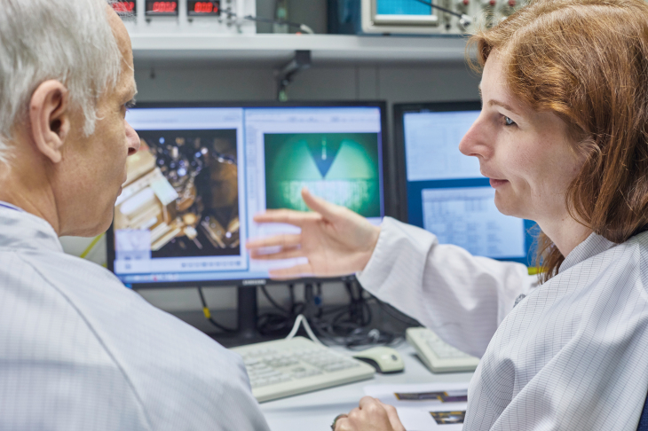 Among other things, the measurements are
compared with images taken under the electron microscope. Photo: Hereon/ R. Otzipka Physicist Dr. Christina Krywka and physicist Prof. Jozef Keckes in conversation
