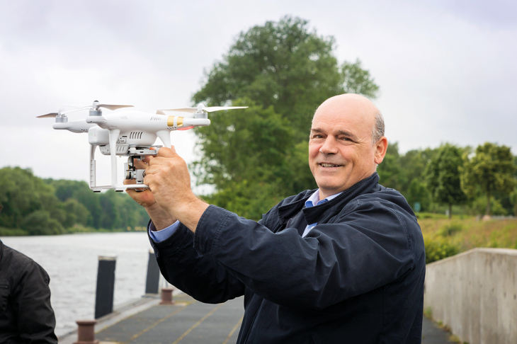 Dr Jochen Horstmann heads the Radar Hydrography Department at the Institute of Coastal Research. He and his team started using drones for research in 2016. Photo: Hereon/Jan-Rasmus Lippels Dr. Jochen Horstmann with the drone