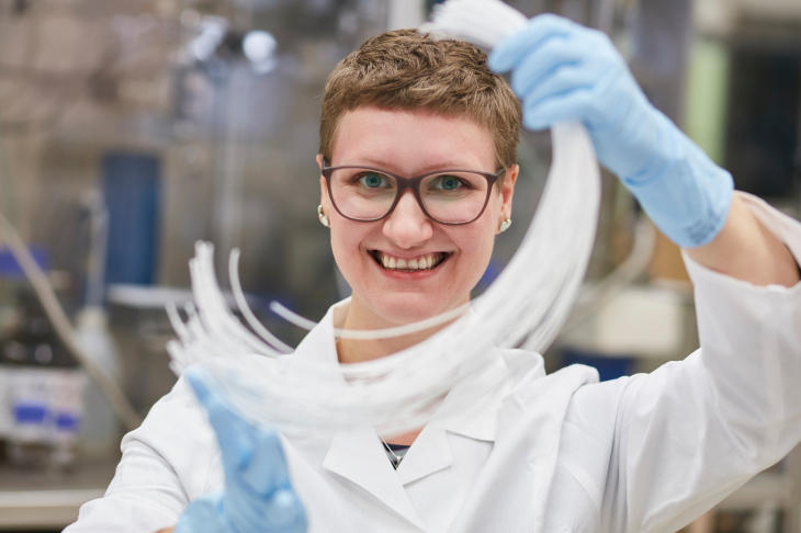 "We have shown in numerous tests that this principle works. We must now investigate "the perfect additive"." - Lara Grünig. Photo: Hereon/ Rolf Otzipka Lara Grünig