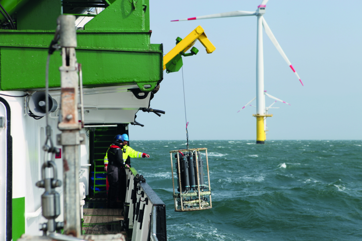 The water sampler is lowered into the water. It automatically collects seawater at different depths.
Back on land, the samples are examined in the laboratories in Geesthacht. Photo: Hereon/ A. Reese The water sampler is lowered into the water.