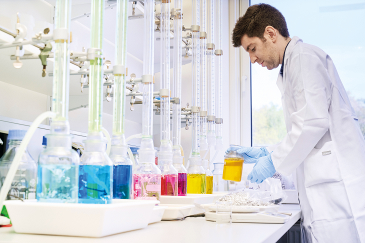 The small magnesium chips were produced from the six alloys and three pure magnesium varieties. Due to their shape, they have a particularly large surface area. Bahram Vaghefinazari measures hydrogen production due to magnesium dissolution in saline solution with or without the inhibitors. Photo: Hereon/ Christian Schmid Bahram Vaghefinazari measures here in different liquids at them the hydrogen production with and without inhibitor.