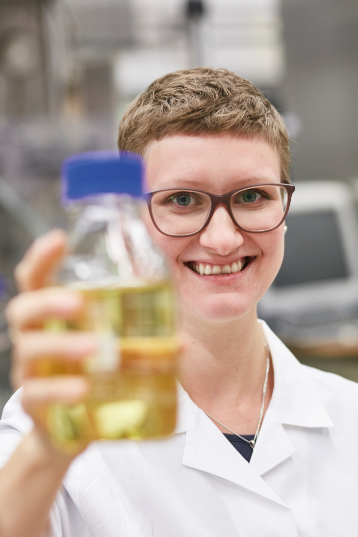 Photo: Hereon/ Rolf Otzipka Lara Grünig holds a container with liquid. She develops several different membranes